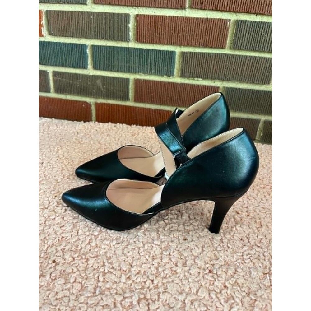 goTogo women's black closed toe high heals